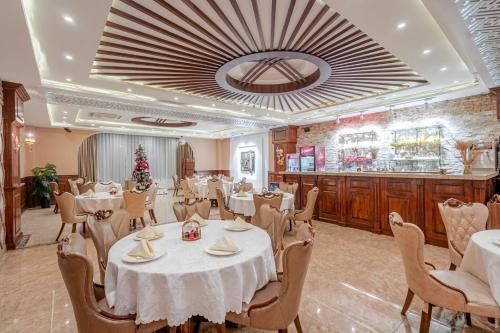 Un restaurante u otro lugar para comer en Amar Hotel Ulaanbaatar live