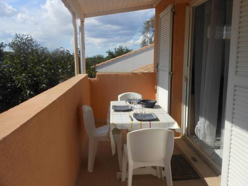 une table et des chaises sur le balcon d'une maison dans l'établissement STUDIO MEZ 25M2 + TERRASSE 6m2 REF 4014, à Le Castellas