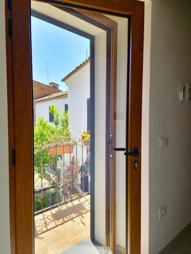 an open door with a view of a balcony at Le Arcada - Appartamenti nel cuore del centro storico di Orosei in Orosei