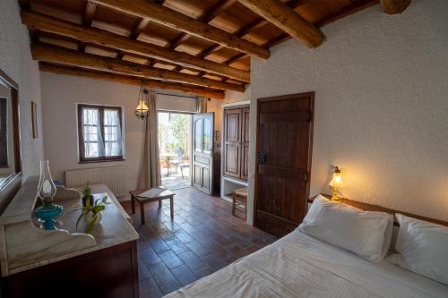 een slaapkamer met een groot bed in een kamer bij Ilianthos Traditional Maisonette in Chersonissos
