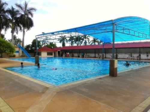 una gran piscina con un tobogán en un edificio en KP hotel en Amphoe Kumphawapi