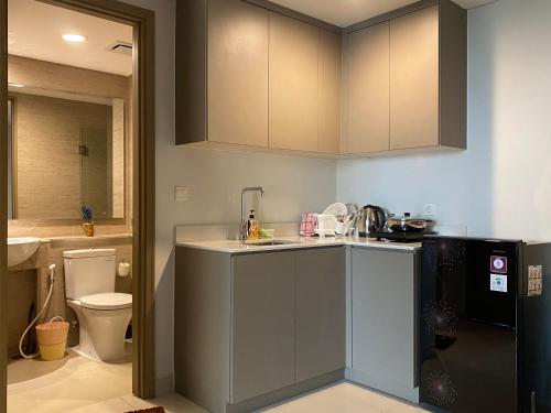 Elle comprend une petite cuisine équipée d'un évier et d'un réfrigérateur. dans l'établissement Comfort and Luxury Private Room at Goldcoast PIK, à Jakarta