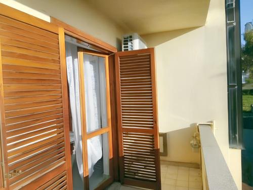 a room with a wooden door and a window at One bedroom apartement with city view and furnished terrace at Vibo Valentia in Vibo Valentia