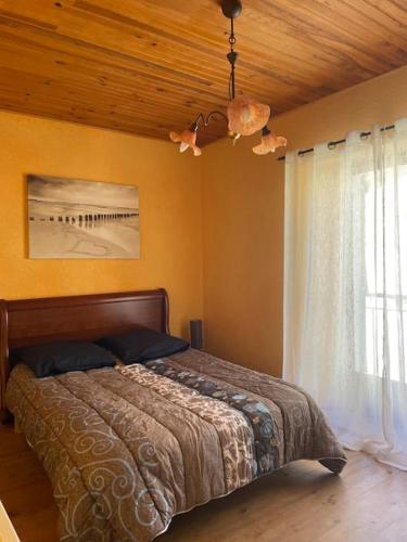 une chambre avec un lit et une fenêtre dans l'établissement Charmante maison à la montagne, à Belcaire
