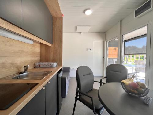 Dapur atau dapur kecil di Mobilna hiška Sončni Gaj