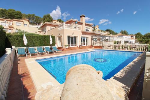 una piscina frente a una casa en Ty Croeso-Entire villa with sea view, en Calpe