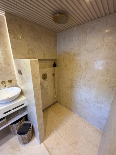 a bathroom with a sink and a shower at Klaukse in Kolga-Aabla