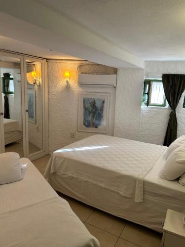 a hotel room with two beds and a window at 8 oDa Marmaris in Marmaris