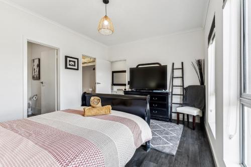 Schlafzimmer mit einem Bett und einem Flachbild-TV in der Unterkunft Enfield Executive in Gepps Cross