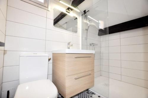 une salle de bain avec toilettes, lavabo et miroir dans l'établissement Appartement Cosy vue mer au Cœur de Port Leucate, à Leucate