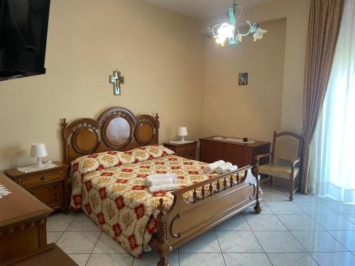 una camera con letto, tavolo e sedia di ST APARTMENT - DI FRONTE AL TRIBUNALE di Nocera a Nocera Inferiore