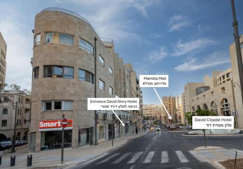 un bâtiment au coin d'une rue dans l'établissement The David Story Boutique, à Jérusalem
