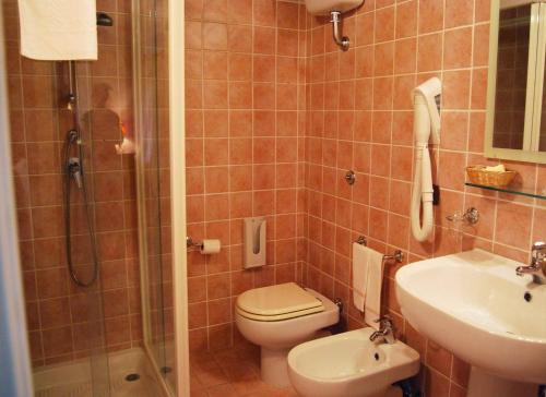 La salle de bains est pourvue d'une douche, de toilettes et d'un lavabo. dans l'établissement Borghetto Beach Club Resort, à Capo Rizzuto