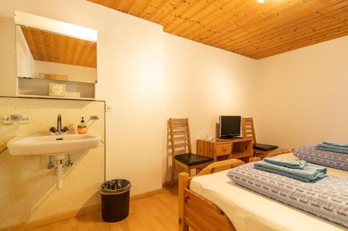 Postel nebo postele na pokoji v ubytování Gasthaus Edelweiss