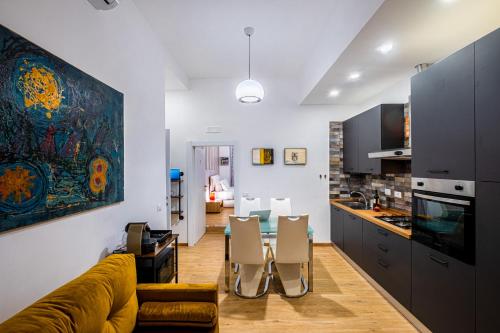 una cucina e un soggiorno con un divano e un tavolo di The Space Rooms a Roma