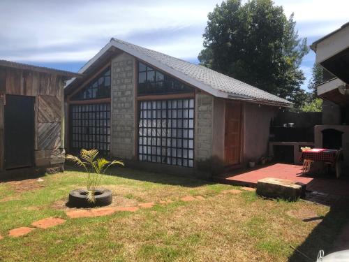 Casa pequeña con patio en Mashambani Cottages en Nyahururu