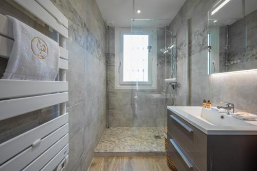 a bathroom with a sink and a shower at Le COQ Edouard VII - Parking - Proche mer in Menton