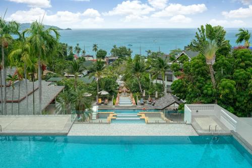 einen Luftblick auf einen Pool in einem Resort in der Unterkunft Andamantra Resort and Villa Phuket - SHA Extra Plus in Patong Beach