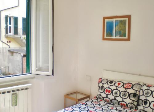een slaapkamer met een bed en een raam bij One bedroom apartement with wifi at Corniglia in Corniglia