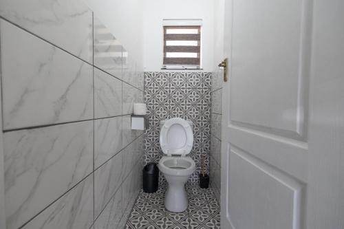 a bathroom with a white toilet in a room at Safi Classic 3 bedroom Apartment 4 in East London