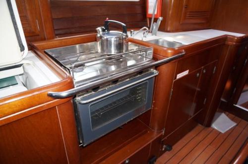 Kitchen o kitchenette sa bnsail barca a vela per crociere, veleggiate o semplice relax a bordo