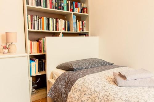 Ένα ή περισσότερα κρεβάτια σε δωμάτιο στο Quiet apartment near Como Lake - Casa Plinio