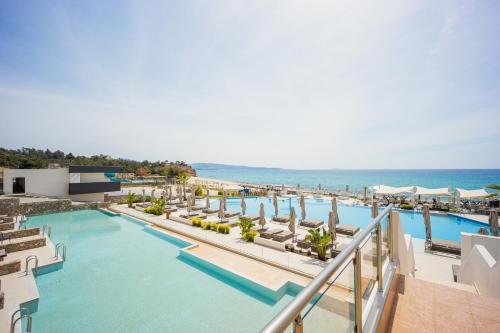 una imagen de una piscina en un complejo en Trypiti Resort Blue Dream Palace and Hive Water Park, en Limenaria