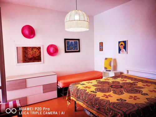 1 dormitorio con 1 cama y adornos rojos en la pared en 2 bedrooms apartement at Porto Recanati 200 m away from the beach with furnished terrace, en Porto Recanati