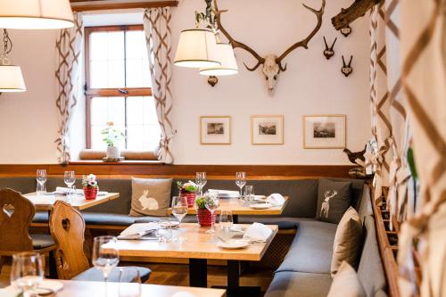 a restaurant with tables and chairs and windows at Wald & Schlosshotel Friedrichsruhe in Friedrichsruhe