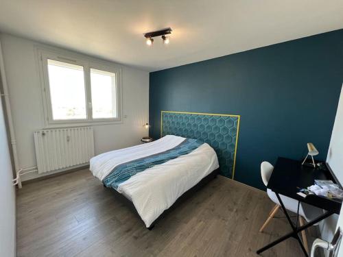 une chambre avec un lit avec un mur bleu dans l'établissement Une chambre privée bleu dans un appartement partagé, à Orléans
