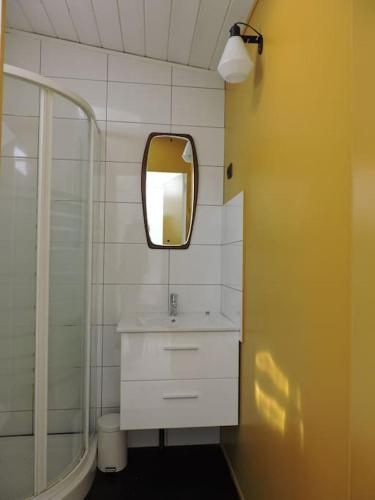 une salle de bain avec un lavabo et un miroir dans l'établissement 100 m de la plage, maison de vacances cœur de St Gilles, à Saint-Gilles-Croix-de-Vie