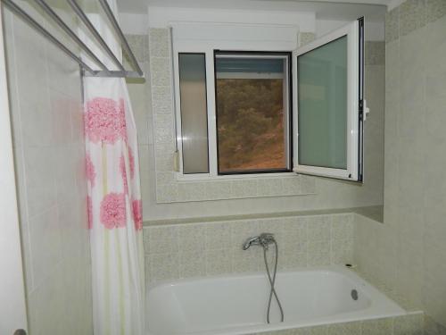 プラキアスにあるNefelesのバスルーム(バスタブ、窓付)