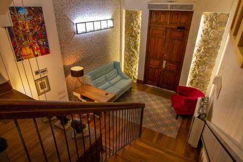 ein Wohnzimmer mit einem blauen Sofa und einem roten Stuhl in der Unterkunft Rosal by Seaward Suites Only Adults in Villajoyosa