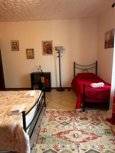 Vesime的住宿－Pian Del Duca，一间带两张床的卧室和地毯