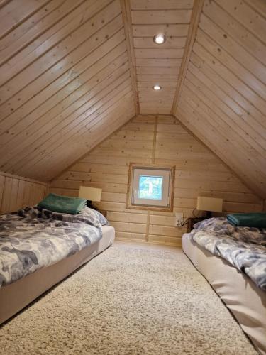Postel nebo postele na pokoji v ubytování Lake House Lubkowo z prywatnym jacuzzi