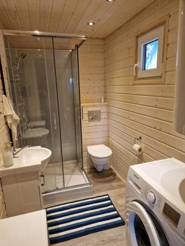Koupelna v ubytování Lake House Lubkowo z prywatnym jacuzzi