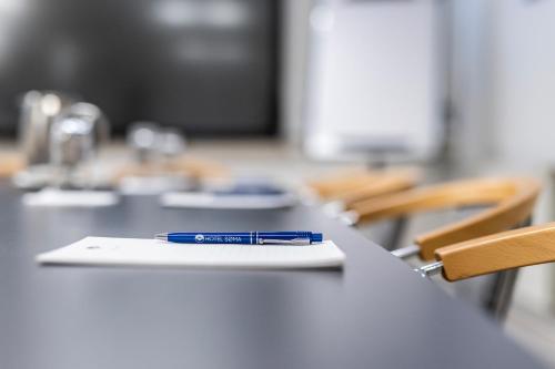 a pen sitting on top of a table at HOTEL SØMA Sisimiut in Sisimiut