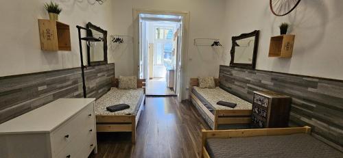 een kamer met drie bedden in een kamer bij A59 Quiet 2BDR 2BTHR 2AC wifi for 4-6 ppl in Heart of DTown in Boedapest