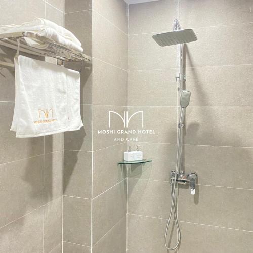 Bilik mandi di Moshi Grand Hotel