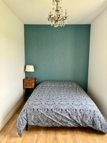 une chambre avec un lit et un mur végétal dans l'établissement Château de la Pervenchère gîte des Cavaliers, à Casson