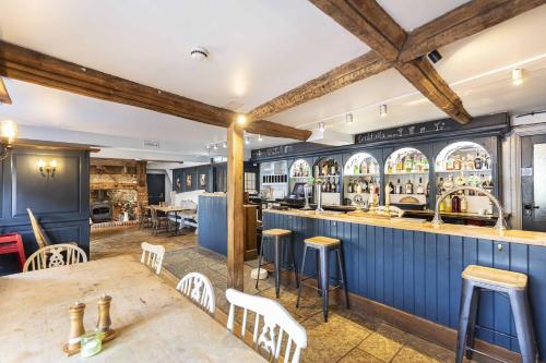 um restaurante com paredes azuis e vigas de madeira em The Fleur de Lys em Cranborne