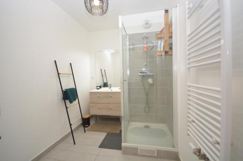 y baño con ducha y lavamanos. en Appartement Duplex équipé 12 mn saint Lazare et 15mn stade de France, en Colombes