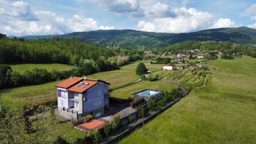 une vue aérienne d'une maison dans un champ dans l'établissement Villa Lilla 2, à Fivizzano