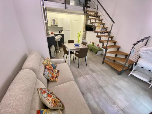 uma sala de estar com um sofá e uma mesa em Loft Nineteen Apartment em La Spezia
