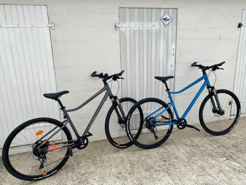 Deux vélos sont garés à côté d'un bâtiment dans l'établissement Studio près de la mer avec vélos, à Concarneau