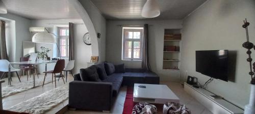 Телевизор и/или развлекательный центр в Mycenae rustic house, Ολόκληρο σπίτι στις Μυκήνες