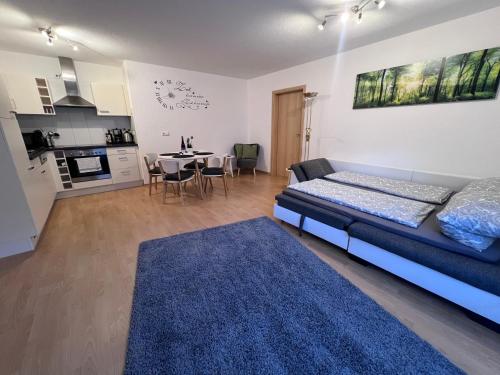 ヘルボルツハイムにあるFerienwohnung Wujanのベッドとダイニングルームのあるリビングルーム