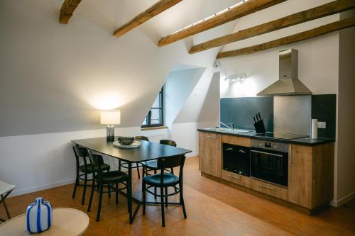 Kuchyň nebo kuchyňský kout v ubytování Logis hôtel restaurant l'Argence