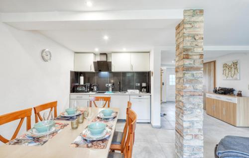 a kitchen and dining room with a table and chairs at Familie Bis Zu 12 Personen in Schmatzin