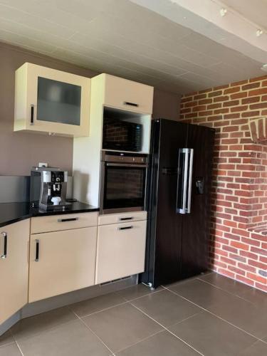 Dapur atau dapur kecil di Gîte de groupe au cœur des Monts de Flandres